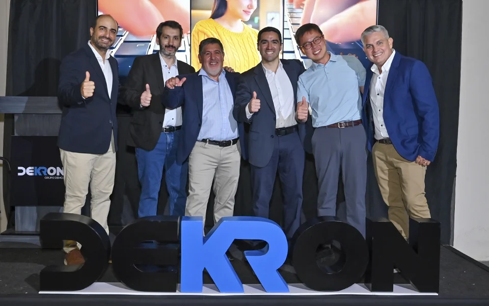 Ejecutivos de DEKRON, Demco y Samsung durante el lanzamiento de DEKRON Bolivia en el Hotel Camino Real Santa Cruz