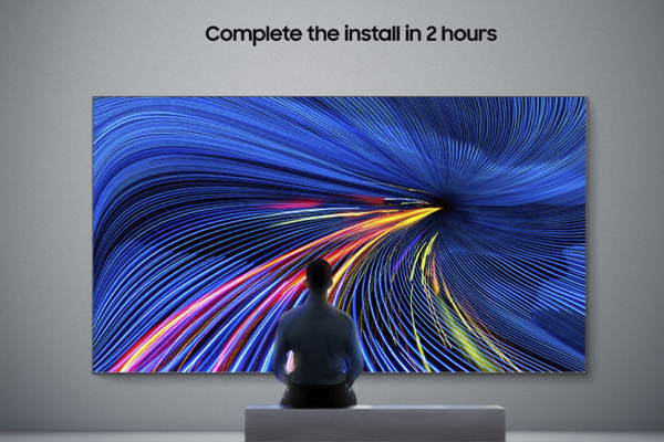 Pantalla LED Samsung All-in-One IAC 130" instalada en una sala con controladora y altavoces integrados